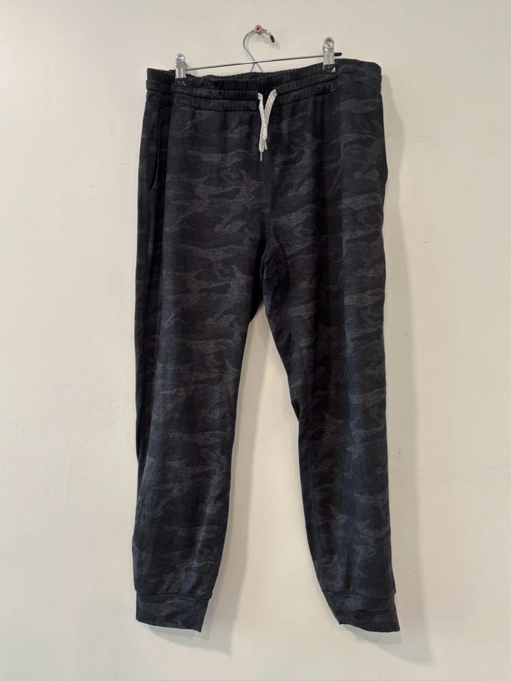 Vuori Performance Joggers Womens Size Large Black Camo Heathered Dream Knit Soft